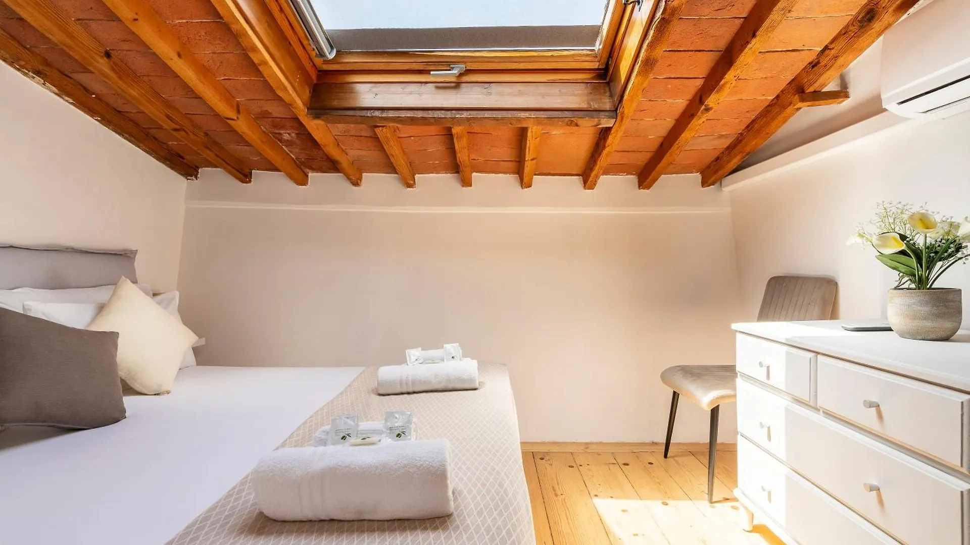 Apartment Piazza Santo Spirito Appartamento Con 2 Camere Matrimoniali Florence Italy