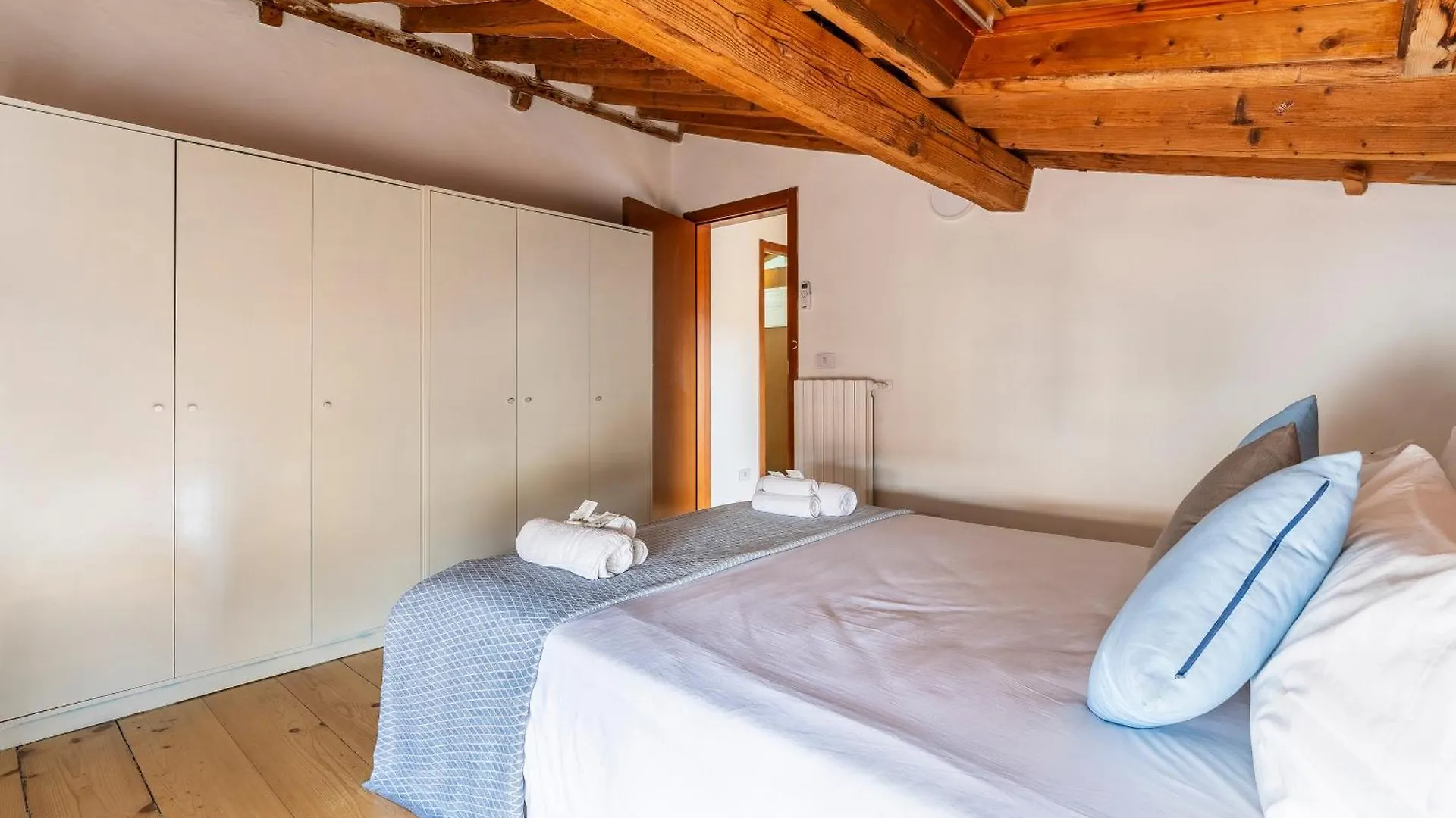 Apartment Piazza Santo Spirito Appartamento Con 2 Camere Matrimoniali Florence Italy